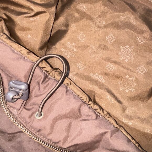 due to PoshM's policies cannot take down a listing within two months been bought - Picture 4 of 15